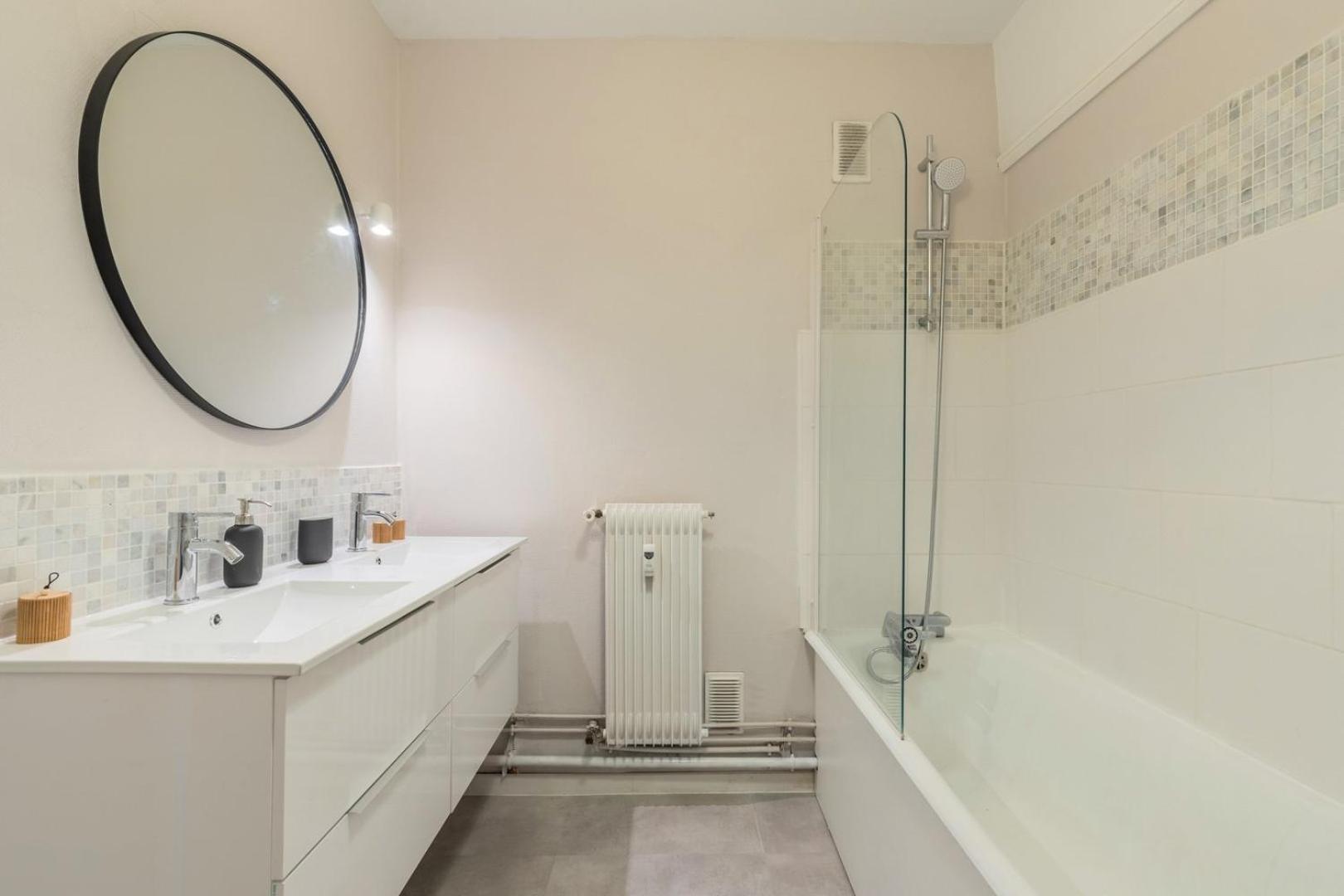 Spacious 3 Bedroom Apartment & Private Parking! Lambersart Dış mekan fotoğraf