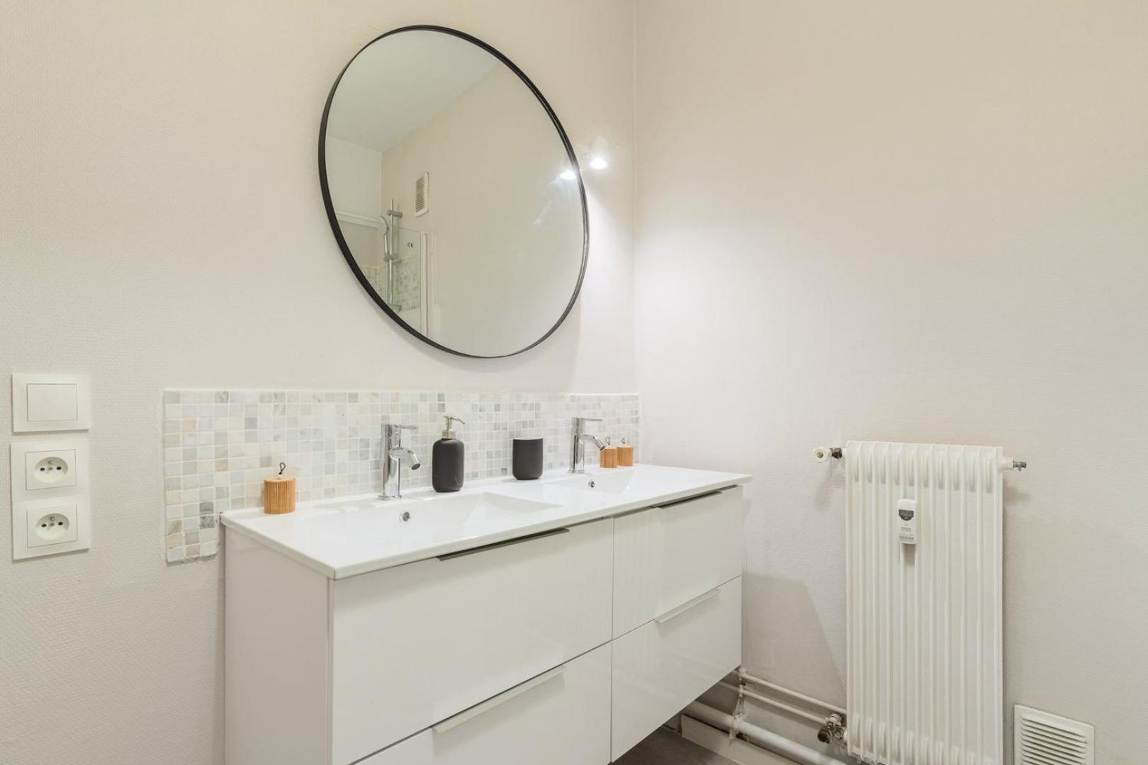 Spacious 3 Bedroom Apartment & Private Parking! Lambersart Dış mekan fotoğraf